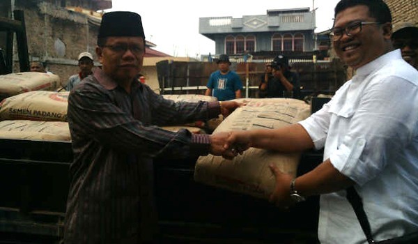 DEJ saat menyerahkan bantuan kepada masyarakat